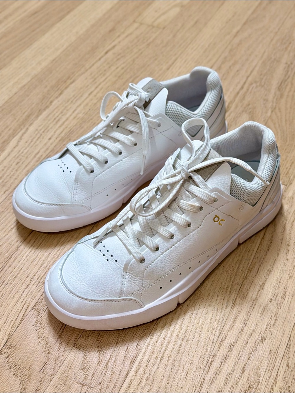 On The Roger Advantage Women’s Size 9.5 White Sneakers